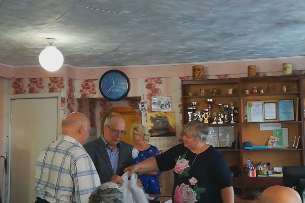 Вручение подарков шахтерам