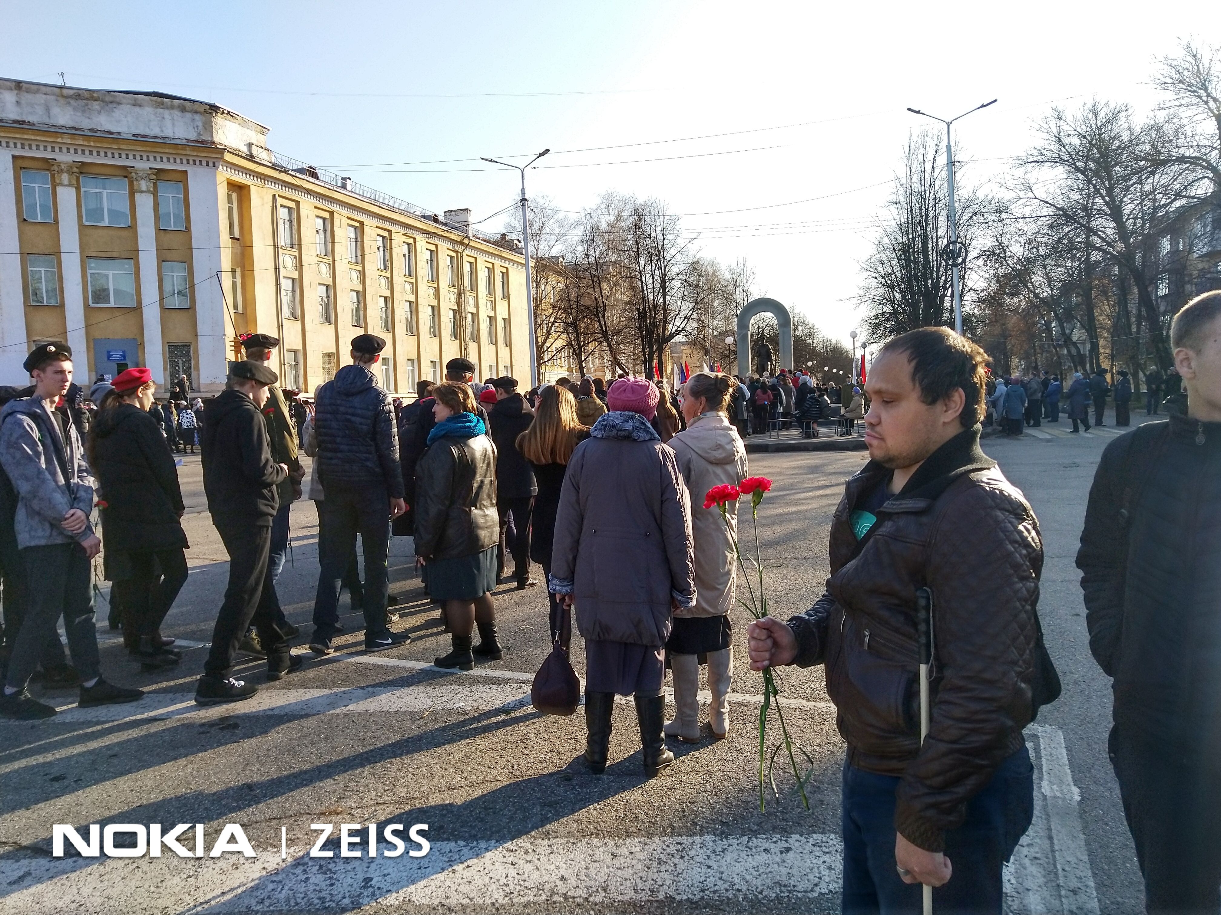 Руководитель организации ВОС г. Осинники перед обелиском победы
