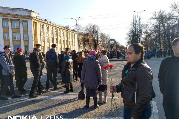 Руководитель организации ВОС г. Осинники перед обелиском победы