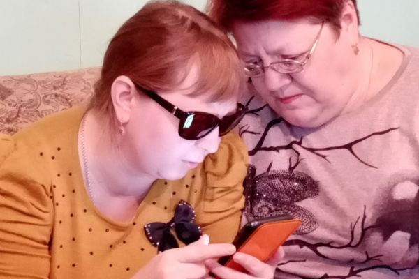 Парфенова Татьяна Ивановна осваивает телефон