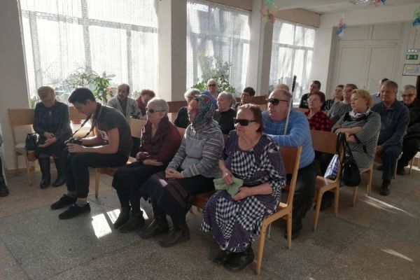 Зал с зрителями и служителем собора