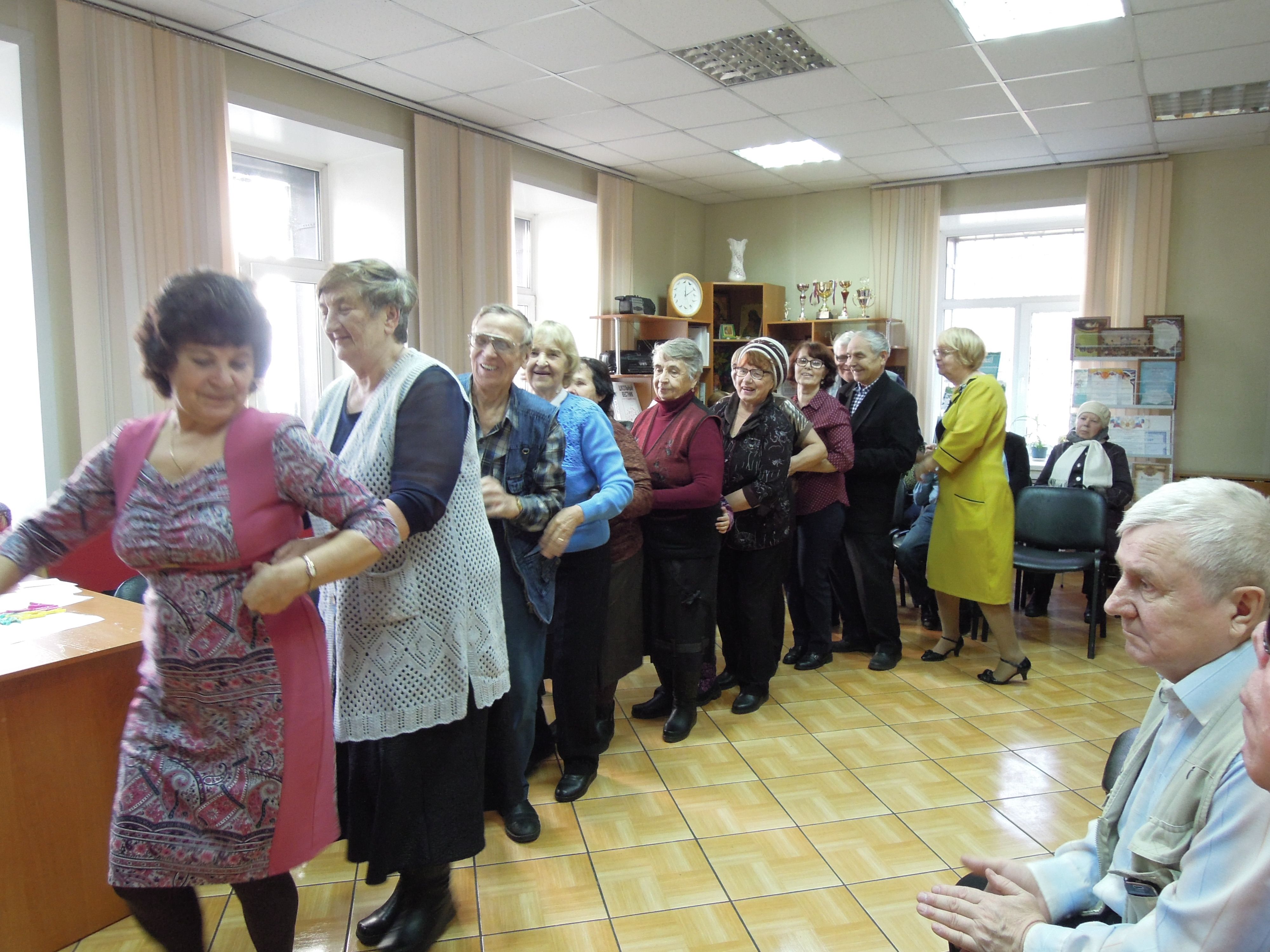 танцевальная веселая сороконожка