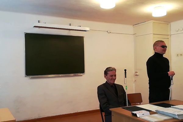 Дрёмин В.С. рассказывает студентам как правильно ухаживать за незрячими людьми