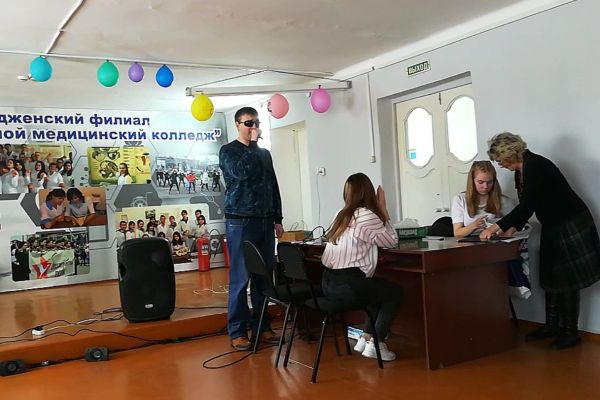 Леонтьев В.С. поёт в актовом зале перед студентами мед. колледжа