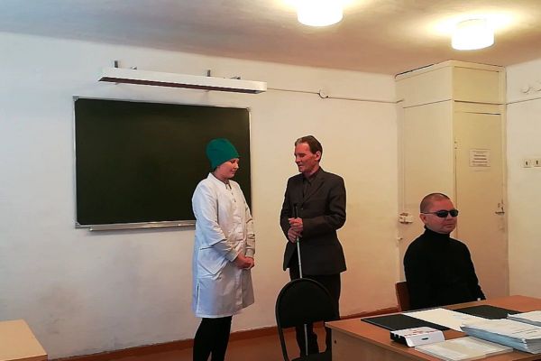 Шакиров Т.А. рассказывает студентам как правильно сопровождать незрячих