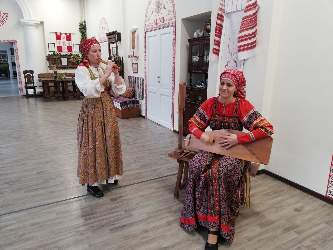 на фото выступление "Параскева пятница"
