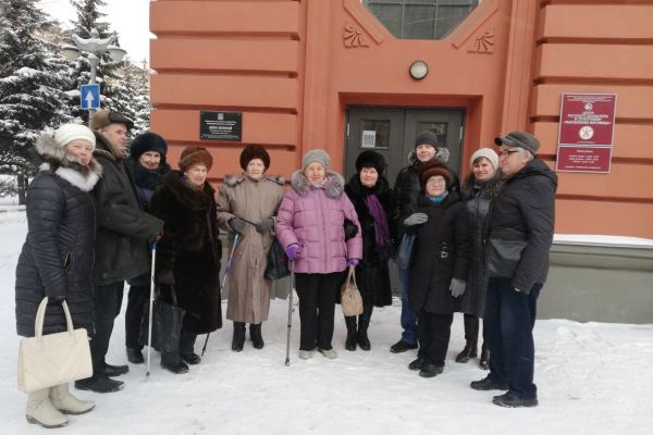 на фото члены ВОС около входа