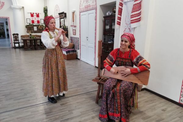 на фото выступление "Параскева пятница"