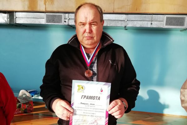 Игорь Шарифулович, инвалид 3 группы, занял 3 место по армреслингу