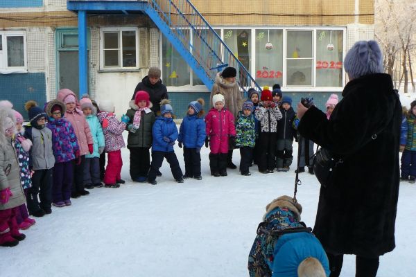 на фото Наталья Бушмакина с Аргусом и детьми 