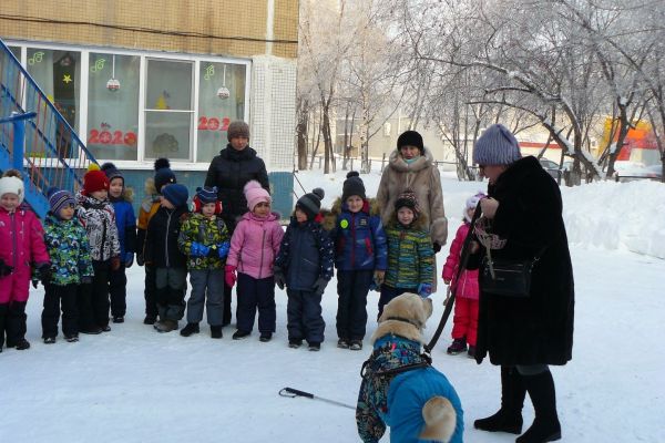 на фото Наталья Бушмакина с Аргусом и детьми 