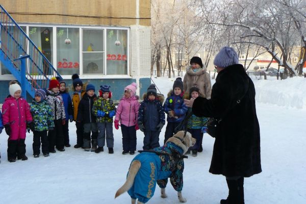 на фото Наталья Бушмакина с Аргусом и детьми 