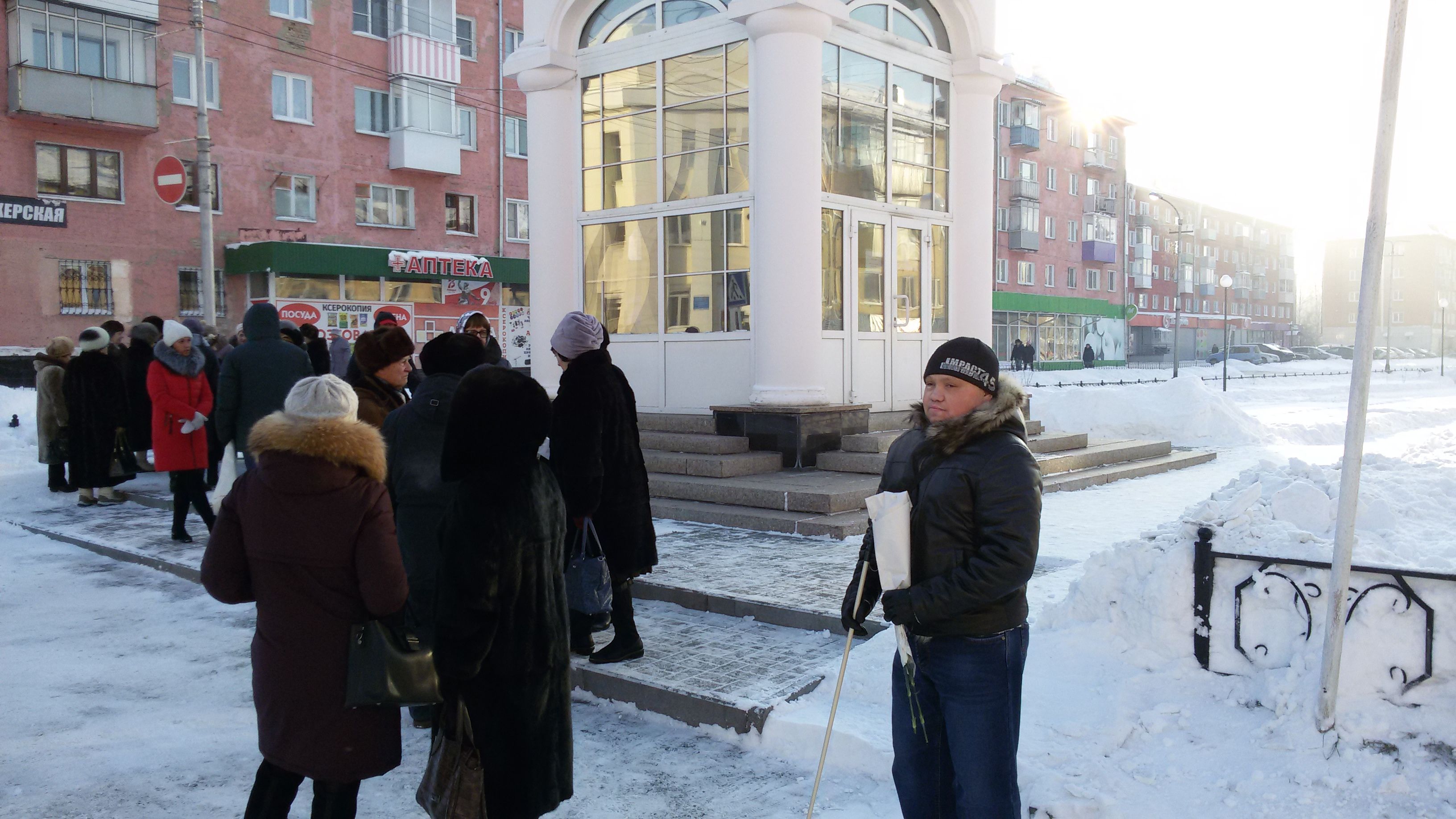 В ожидании шествия к обелиску Неизвестного солдата