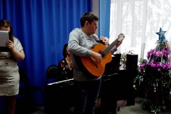 музыкальное исполнение на гитаре