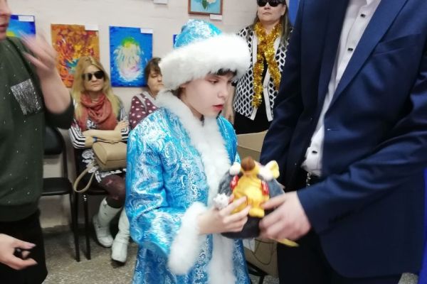 Вручение подарка ребенку