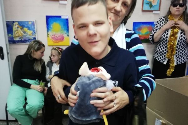 Вручение подарка ребенку