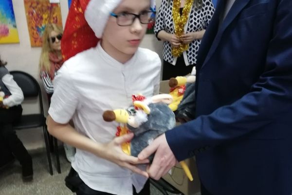 Вручение подарка ребенку