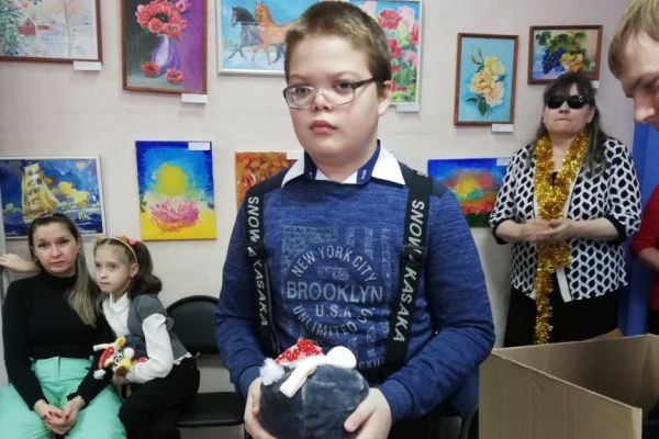 Вручение подарка ребенку