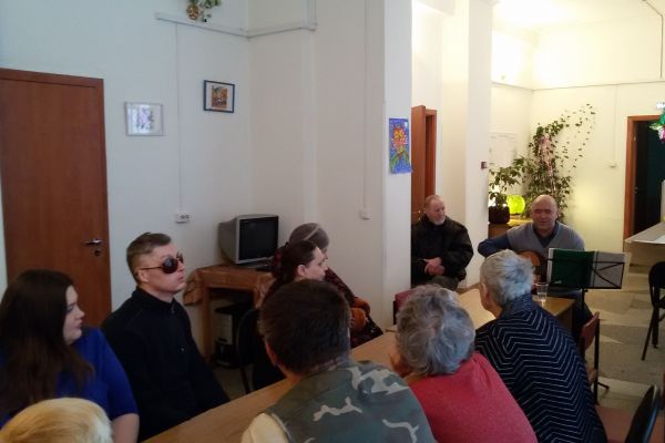 Александр Бабарыкин исполняет песни