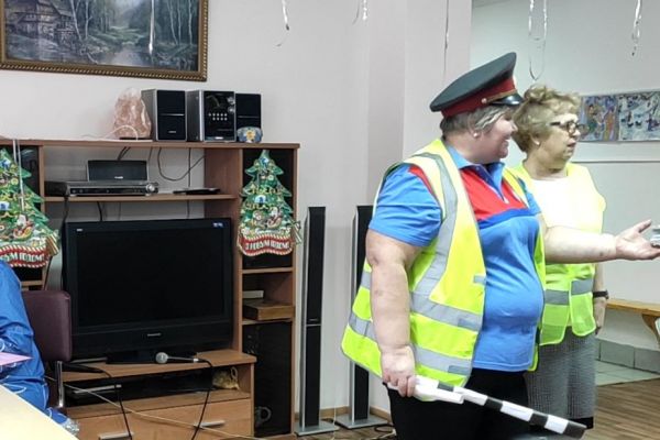 Маша и  Медведь  получают взятку от Колобка.