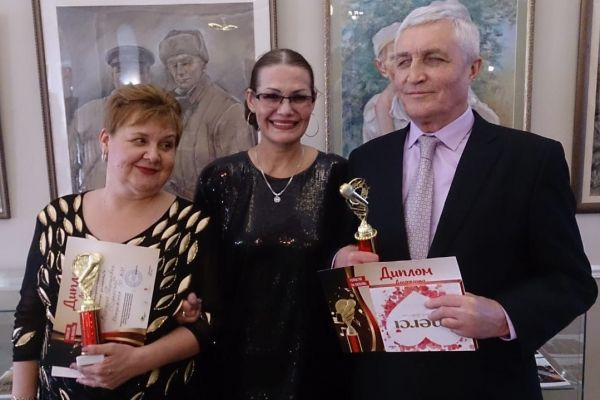 на фото Подлесная Вероника, Геслер Марина и Игуминов Василий