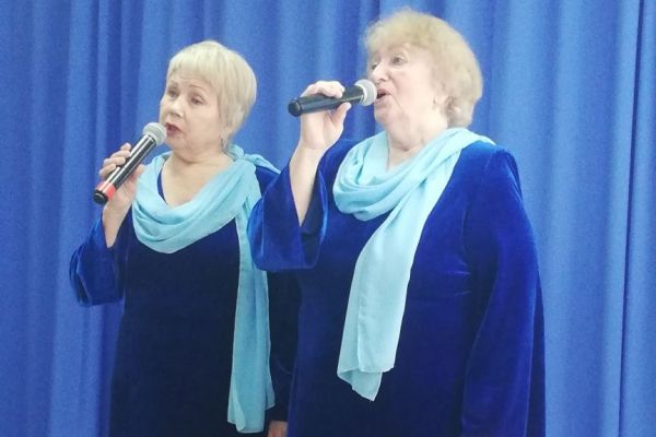на фото солисты хора