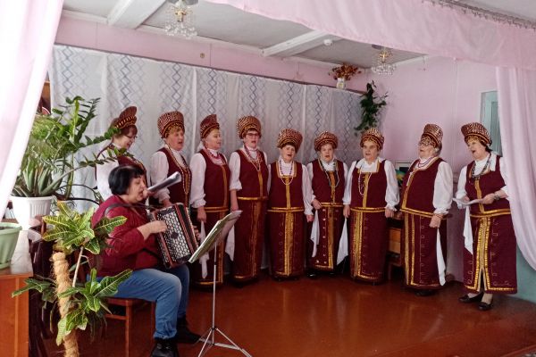 на фото Ансамбль «Березки»