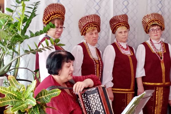 на фото Ансамбль «Березки»