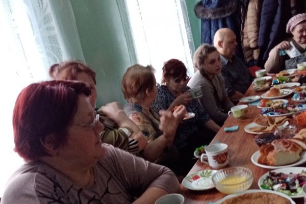 на фото - Чайный стол с блинами и угощениями