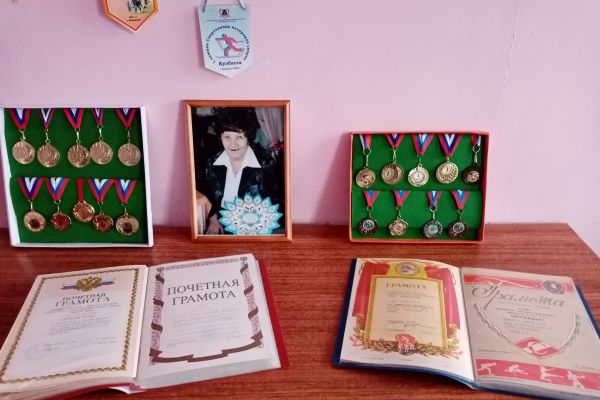 на фото награды Полещцк Л.И. 