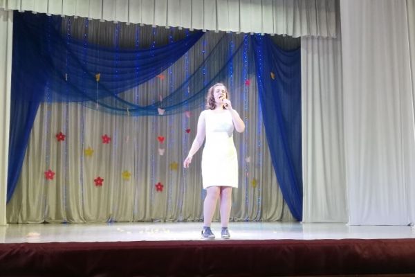 на фото участник фестиваля 