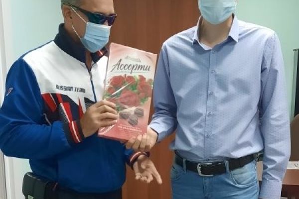 вручение подарка шахтеру 