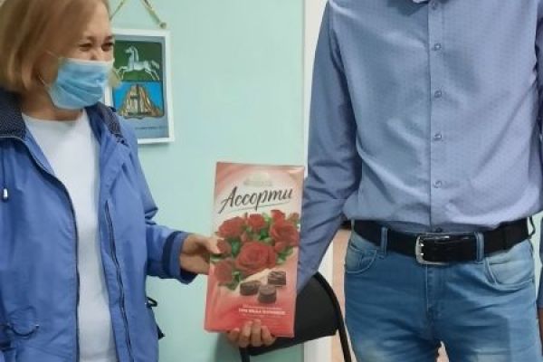 вручение подарка шахтеру 