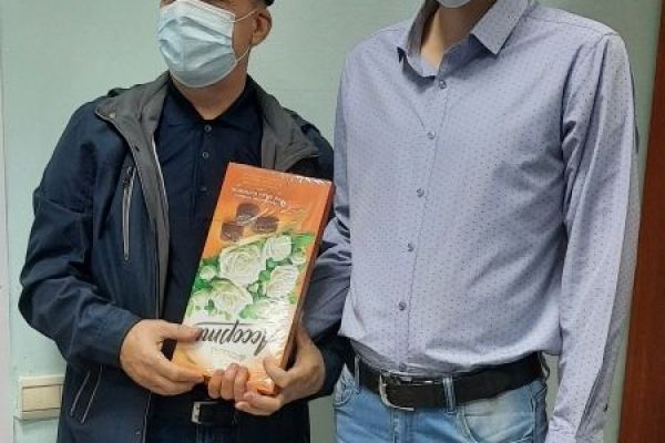 вручение подарка шахтеру 