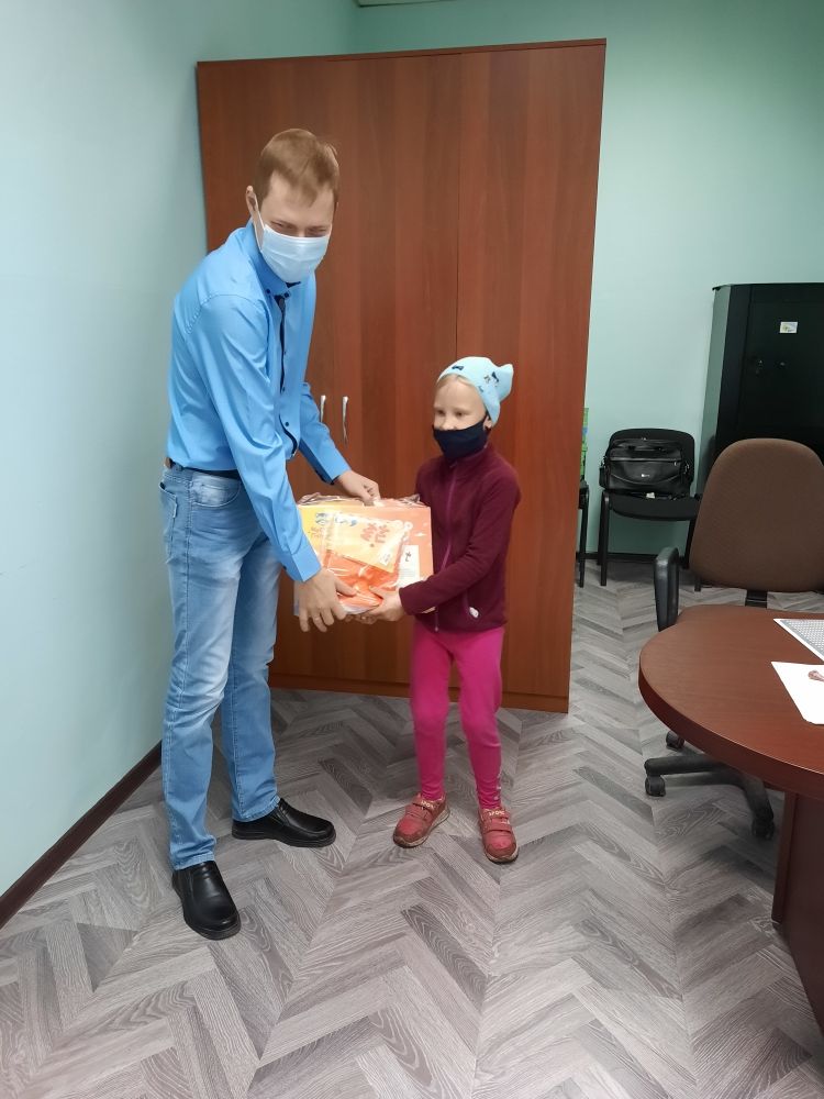 Вручение подарка школьнику