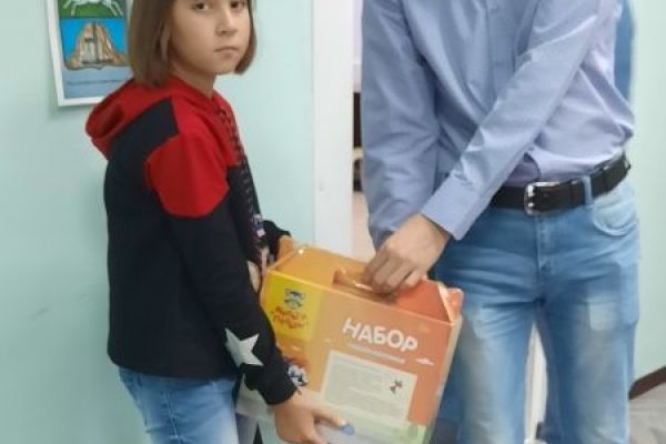Вручение подарка школьнику 