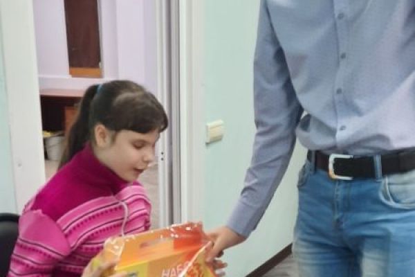 Вручение подарка школьнику 