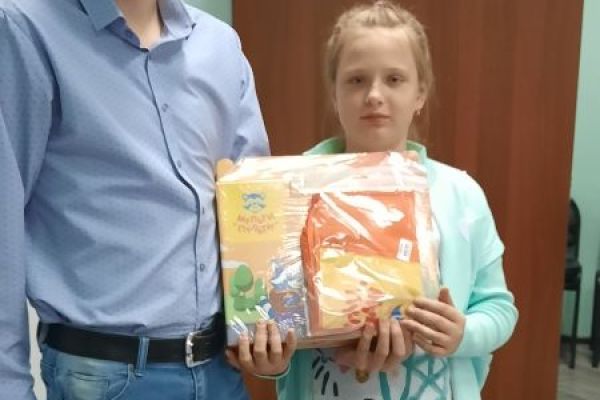 Вручение подарка школьнику 