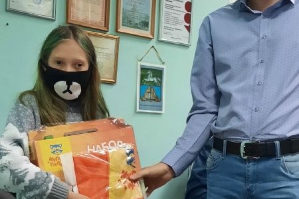 Вручение подарка школьнику 