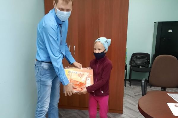 Вручение подарка школьнику 