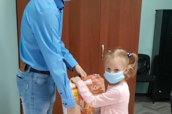 Вручение подарка школьнику 