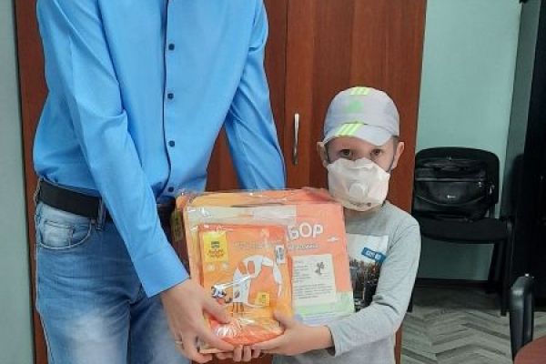 Вручение подарка школьнику 