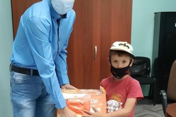 Вручение подарка школьнику 