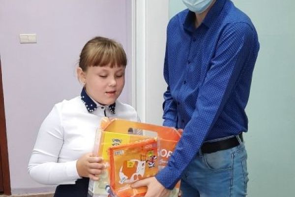 Вручение подарка школьнику 