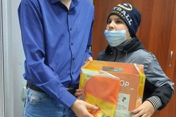 Вручение подарка школьнику 