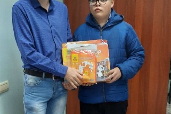 Вручение подарка школьнику 