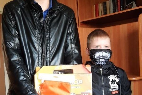 Вручение подарка школьнику 