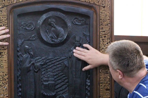 Выставка резных икон на фото Петров А.Ю.