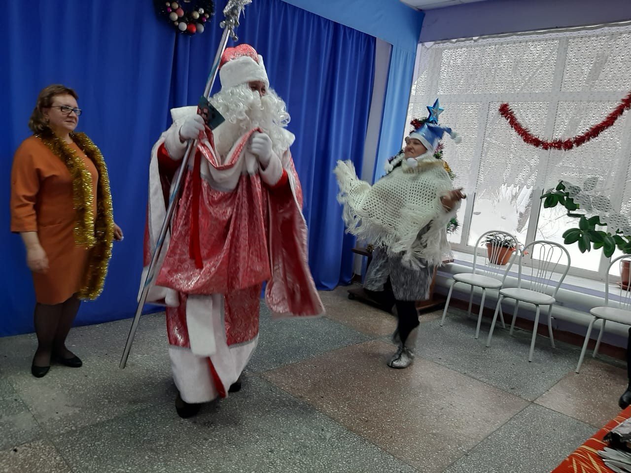 на фото Дед Мороз со Снегурочкой