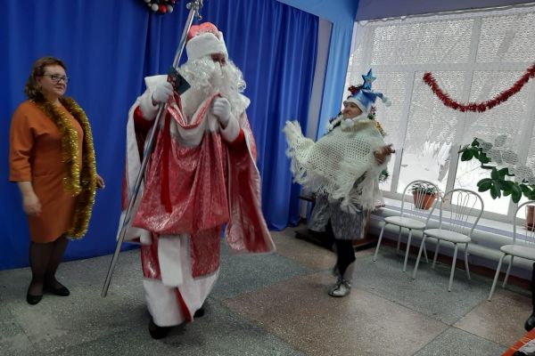 на фото Дед Мороз со Снегурочкой